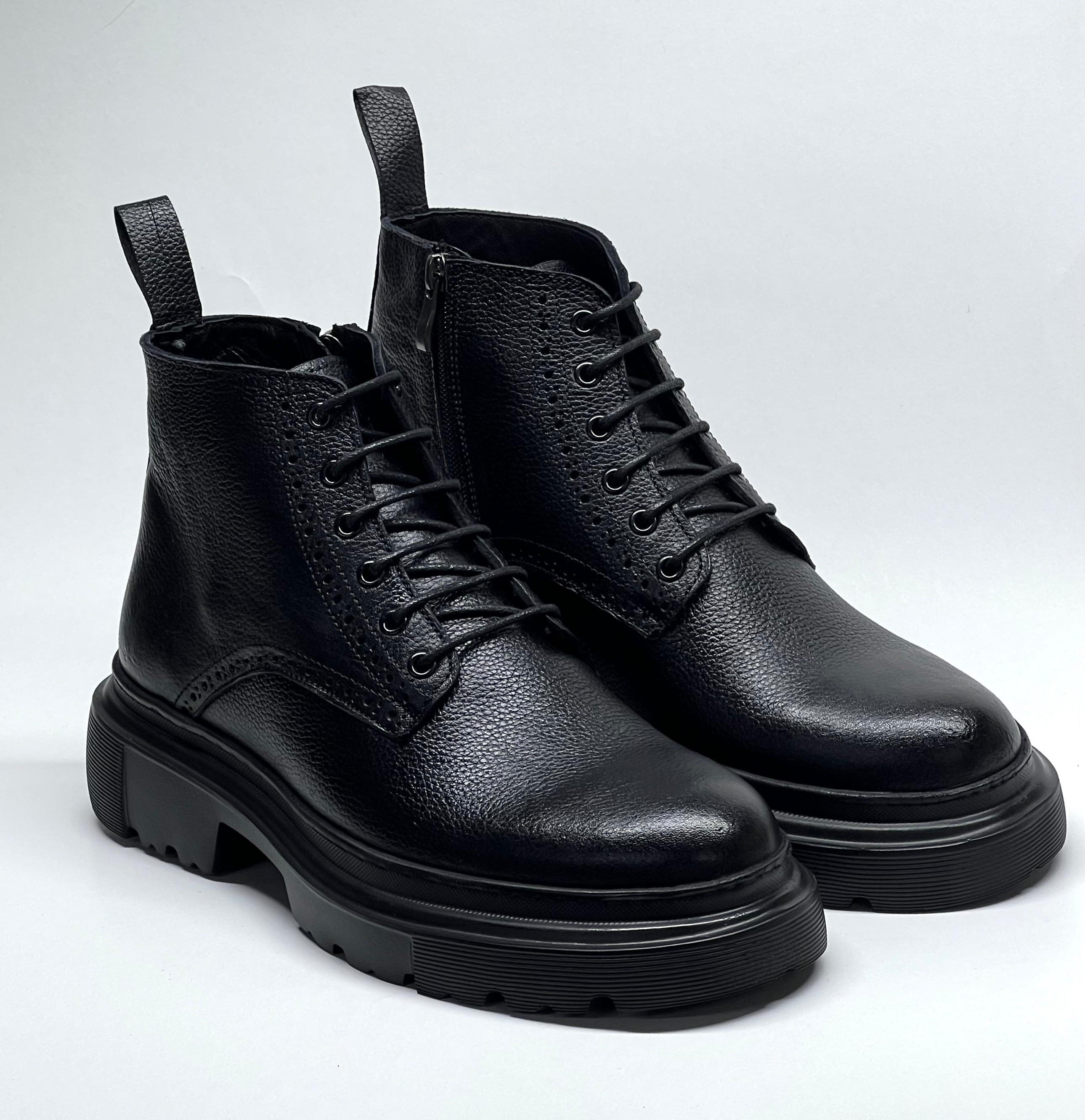 Wingtip brogue boots - 010